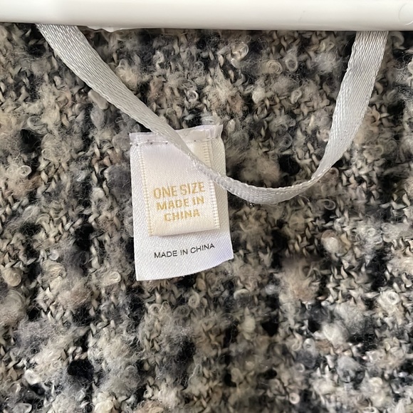 Francesca’s hooded poncho - Picture 2 of 4